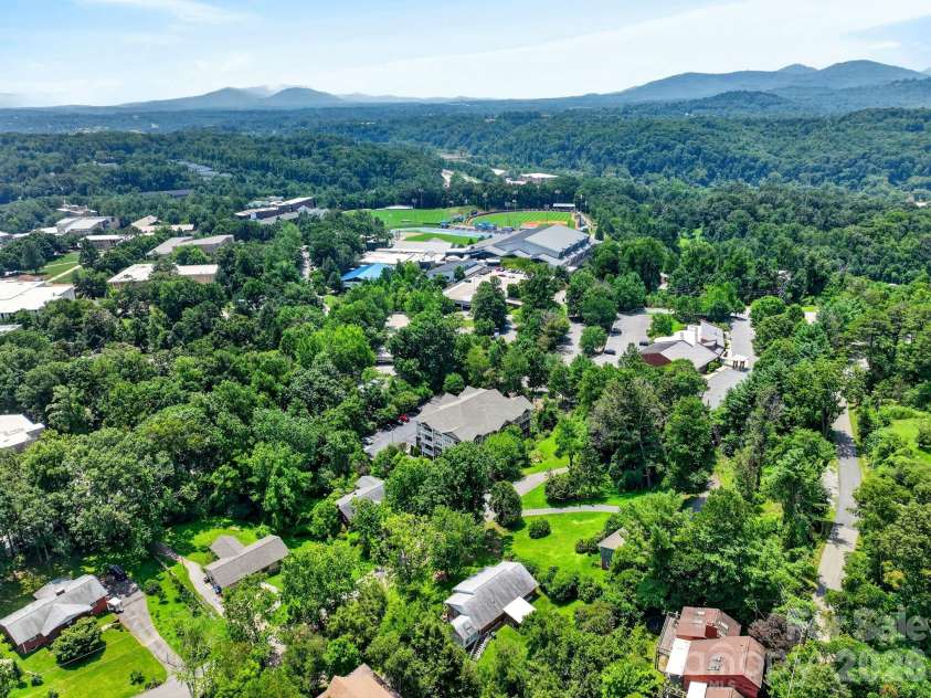 40 Hyannis Drive, Asheville, NC 28804.  MLS# CAR4399702, YatesRealty ID 37461. 