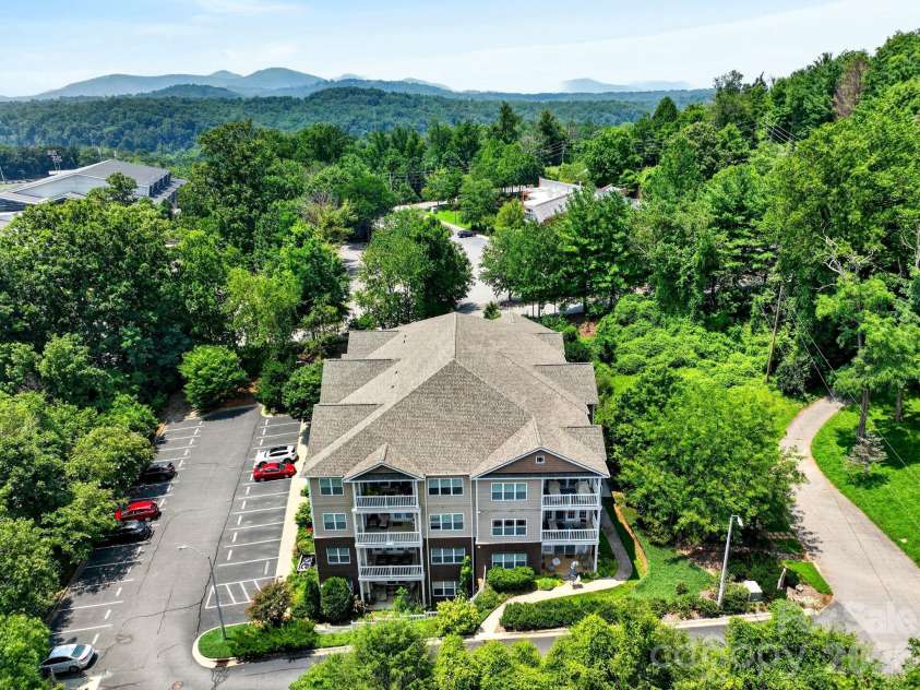 40 Hyannis Drive, Asheville, NC 28804.  MLS# CAR4399702, YatesRealty ID 37461. 