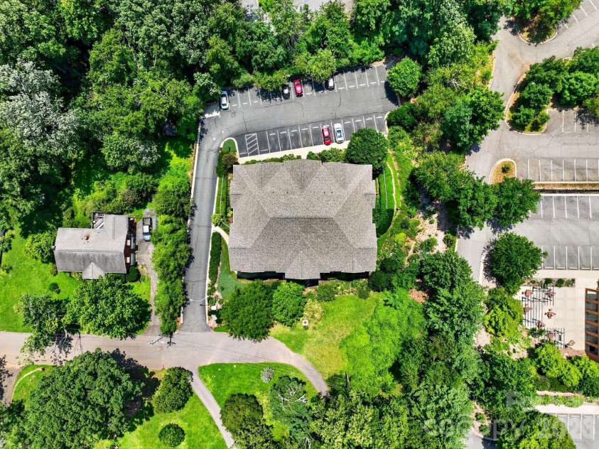 40 Hyannis Drive, Asheville, NC 28804.  MLS# CAR4399702, YatesRealty ID 37461. 