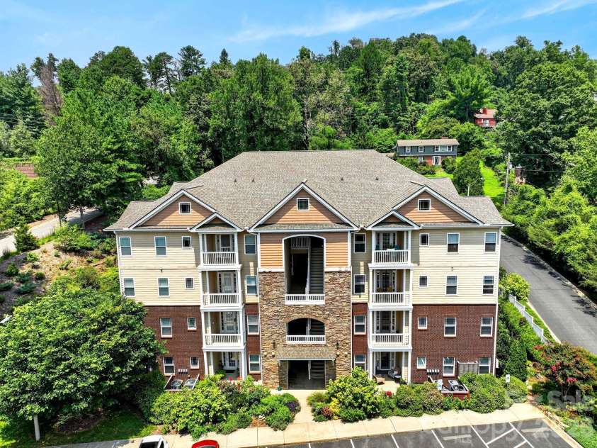 40 Hyannis Drive, Asheville, NC 28804.  MLS# CAR4399702, YatesRealty ID 37461. 