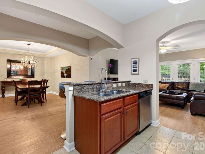 40 Hyannis Drive, Asheville, NC 28804.  MLS# CAR4399702, YatesRealty ID 37461. 