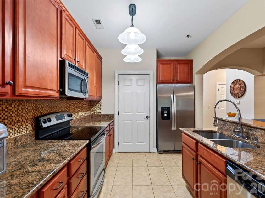 40 Hyannis Drive, Asheville, NC 28804.  MLS# CAR4399702, YatesRealty ID 37461. 