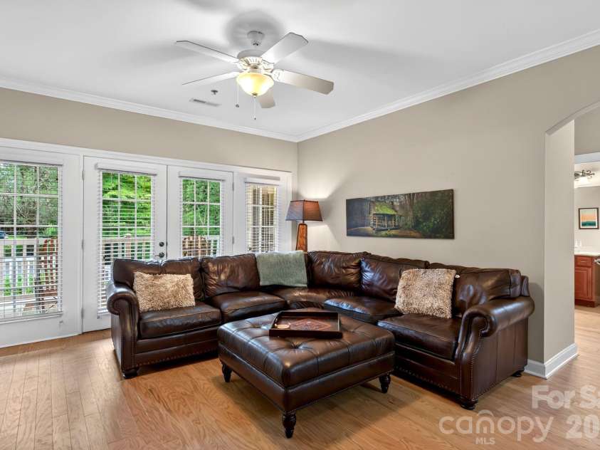 40 Hyannis Drive, Asheville, NC 28804.  MLS# CAR4399702, YatesRealty ID 37461. 