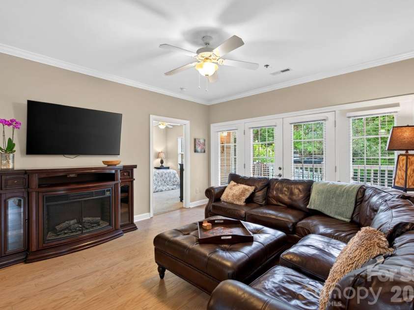 40 Hyannis Drive, Asheville, NC 28804.  MLS# CAR4399702, YatesRealty ID 37461. 