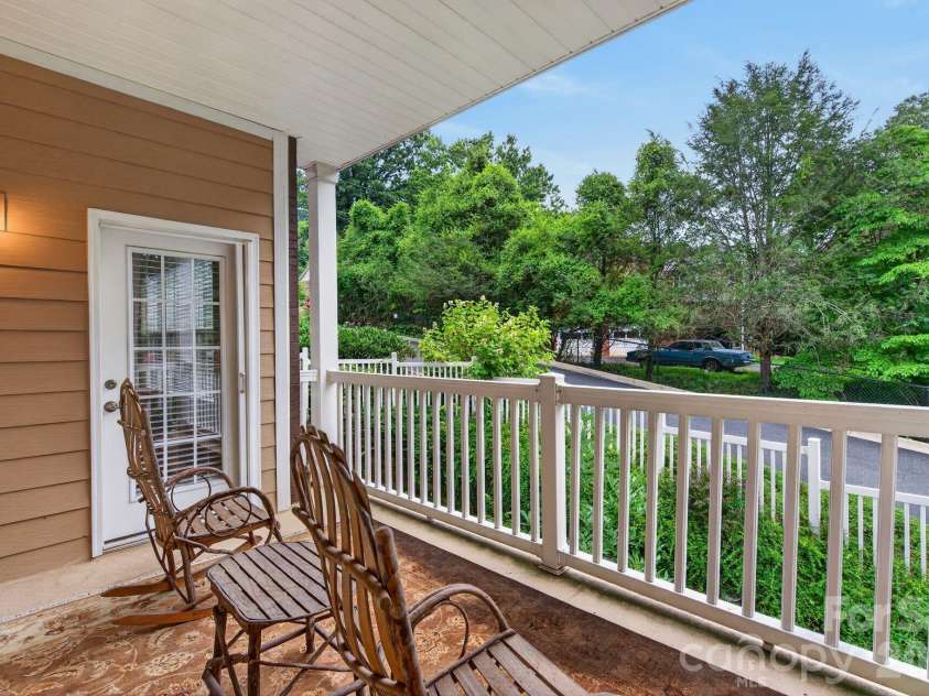 40 Hyannis Drive, Asheville, NC 28804.  MLS# CAR4399702, YatesRealty ID 37461. 