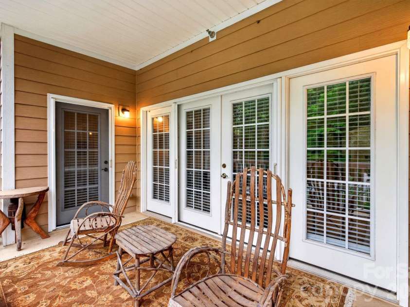 40 Hyannis Drive, Asheville, NC 28804.  MLS# CAR4399702, YatesRealty ID 37461. 