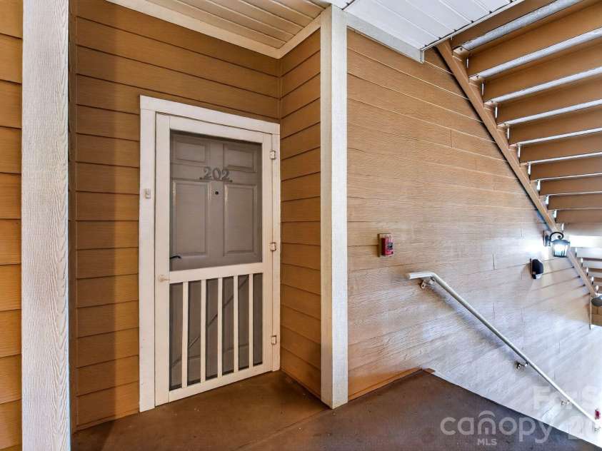 40 Hyannis Drive, Asheville, NC 28804.  MLS# CAR4399702, YatesRealty ID 37461. 