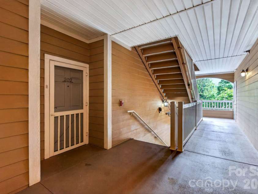 40 Hyannis Drive, Asheville, NC 28804.  MLS# CAR4399702, YatesRealty ID 37461. 