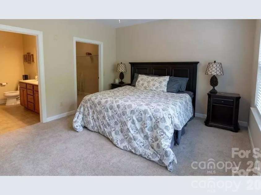 40 Hyannis Drive, Asheville, NC 28804.  MLS# CAR4399702, YatesRealty ID 37461. 