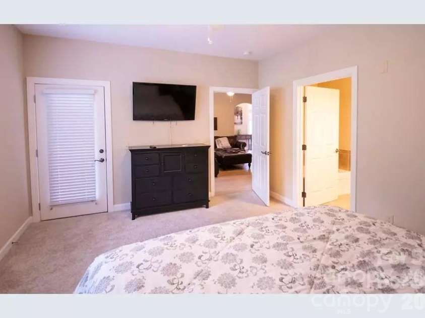40 Hyannis Drive, Asheville, NC 28804.  MLS# CAR4399702, YatesRealty ID 37461. 