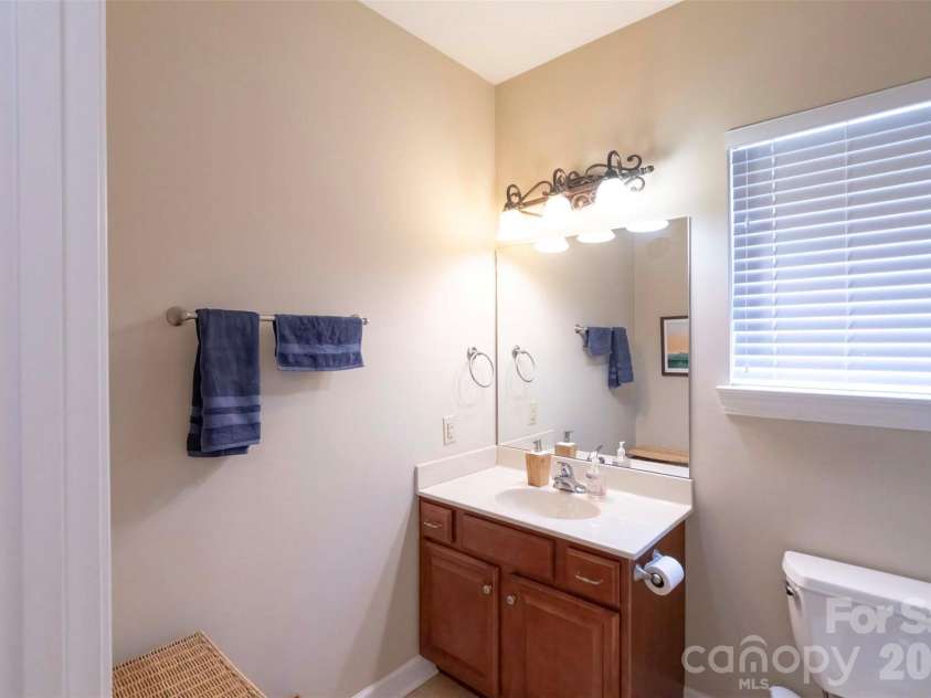 40 Hyannis Drive, Asheville, NC 28804.  MLS# CAR4399702, YatesRealty ID 37461. Hall Bath
