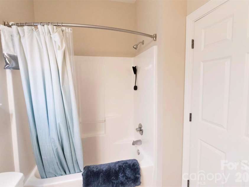 40 Hyannis Drive, Asheville, NC 28804.  MLS# CAR4399702, YatesRealty ID 37461. Hall Bath