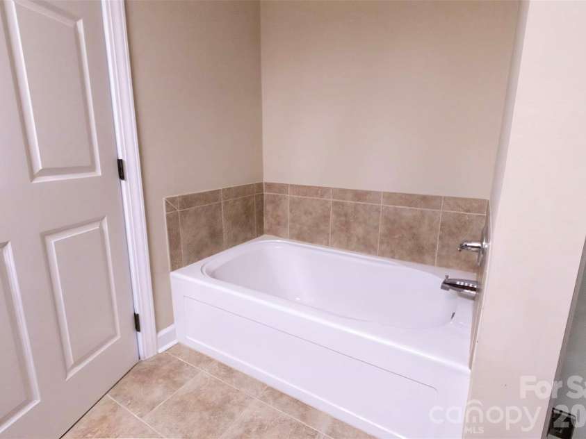 40 Hyannis Drive, Asheville, NC 28804.  MLS# CAR4399702, YatesRealty ID 37461. Primary Bath