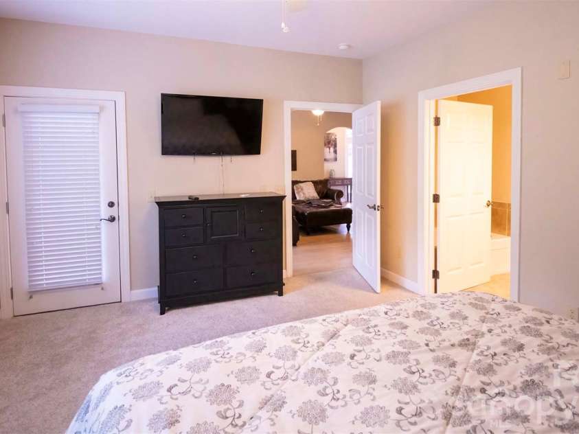 40 Hyannis Drive, Asheville, NC 28804.  MLS# CAR4399702, YatesRealty ID 37461. Primary Bedroom