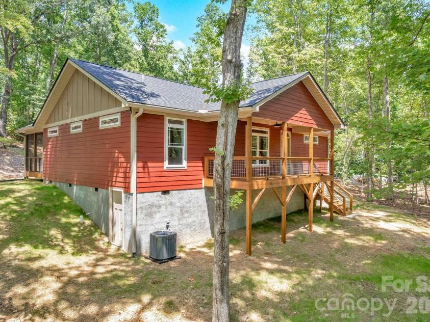 63 Abbey Lane, Hendersonville, NC 28739.  MLS# CAR4404667, YatesRealty ID 37462. 
