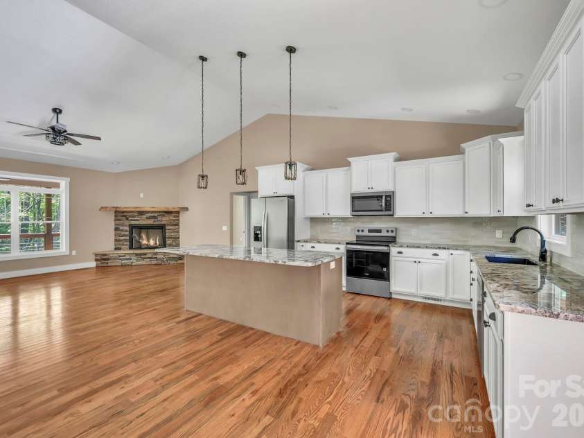 63 Abbey Lane, Hendersonville, NC 28739.  MLS# CAR4404667, YatesRealty ID 37462. 