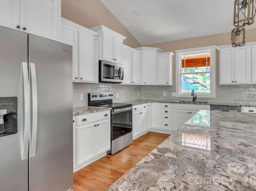 63 Abbey Lane, Hendersonville, NC 28739.  MLS# CAR4404667, YatesRealty ID 37462. 