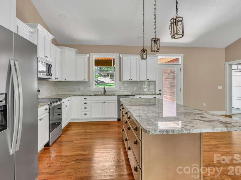63 Abbey Lane, Hendersonville, NC 28739.  MLS# CAR4404667, YatesRealty ID 37462. 