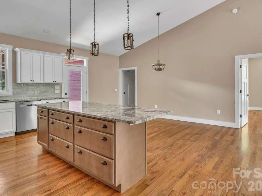 63 Abbey Lane, Hendersonville, NC 28739.  MLS# CAR4404667, YatesRealty ID 37462. 
