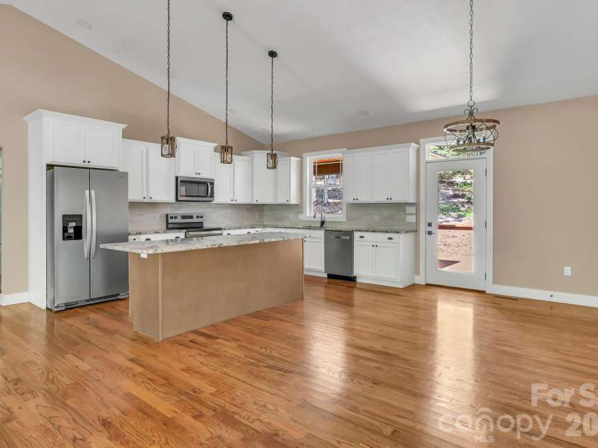 63 Abbey Lane, Hendersonville, NC 28739.  MLS# CAR4404667, YatesRealty ID 37462. 