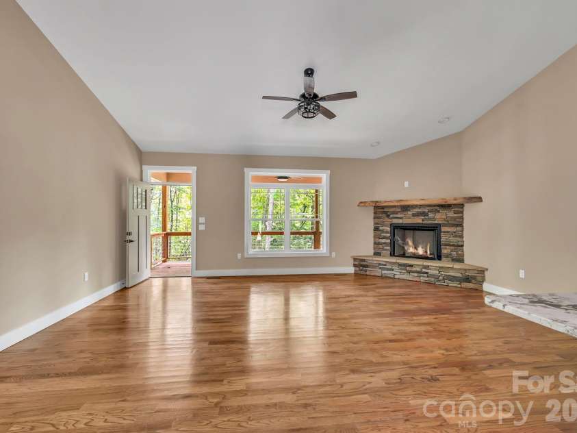 63 Abbey Lane, Hendersonville, NC 28739.  MLS# CAR4404667, YatesRealty ID 37462. 