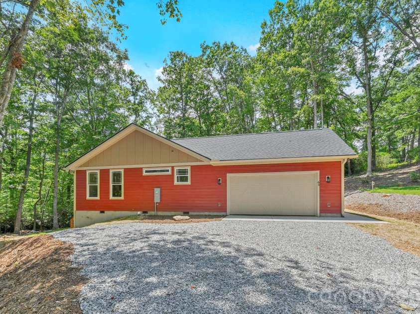 63 Abbey Lane, Hendersonville, NC 28739.  MLS# CAR4404667, YatesRealty ID 37462. 