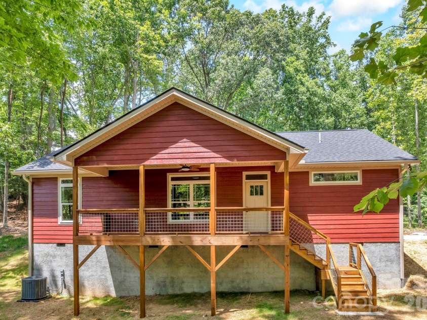 63 Abbey Lane, Hendersonville, NC 28739.  MLS# CAR4404667, YatesRealty ID 37462. 