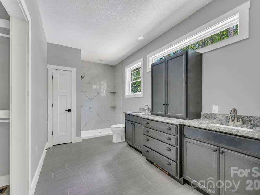 63 Abbey Lane, Hendersonville, NC 28739.  MLS# CAR4404667, YatesRealty ID 37462. Primary Bath