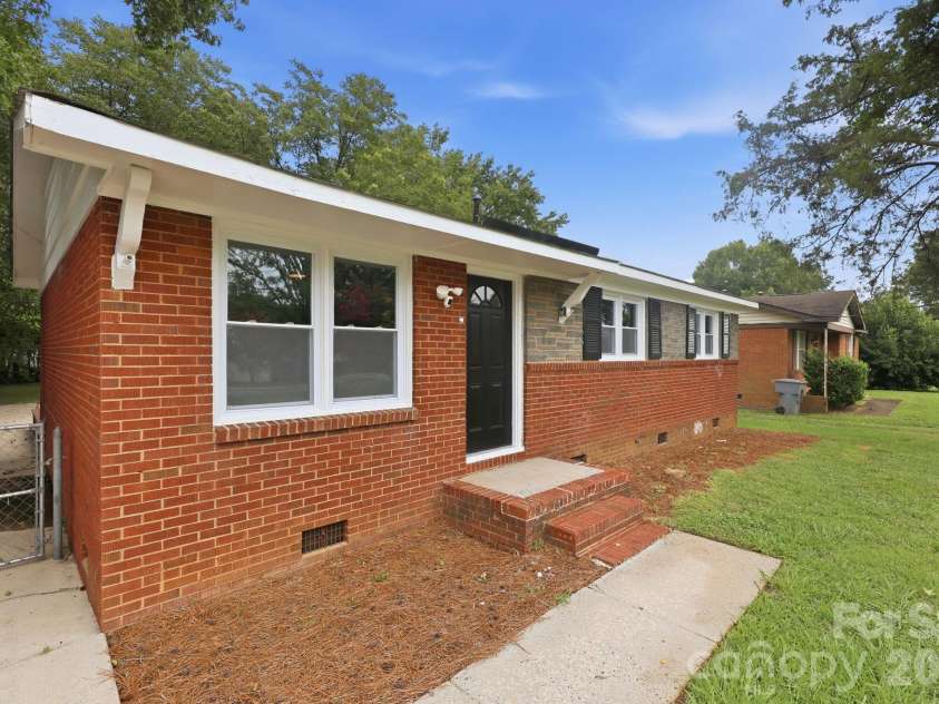 9430 Trinity Road, Charlotte, NC 28216.  MLS# CAR4402794, YatesRealty ID 37463. 