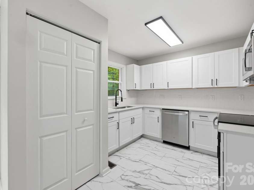 9430 Trinity Road, Charlotte, NC 28216.  MLS# CAR4402794, YatesRealty ID 37463. 