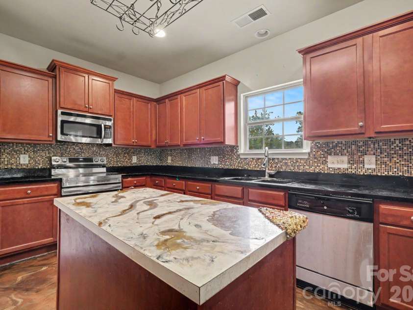 806 Brooke Nicole Place, Charlotte, NC 28213.  MLS# CAR4404624, YatesRealty ID 37466. 