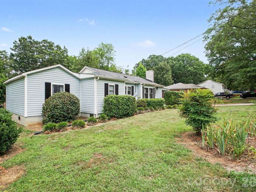 111 Cove Avenue, Mount Holly, NC 28120.  MLS# CAR4389583, YatesRealty ID 37473. 