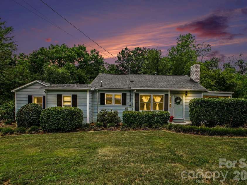 111 Cove Avenue, Mount Holly, NC 28120.  MLS# CAR4389583, YatesRealty ID 37473. 