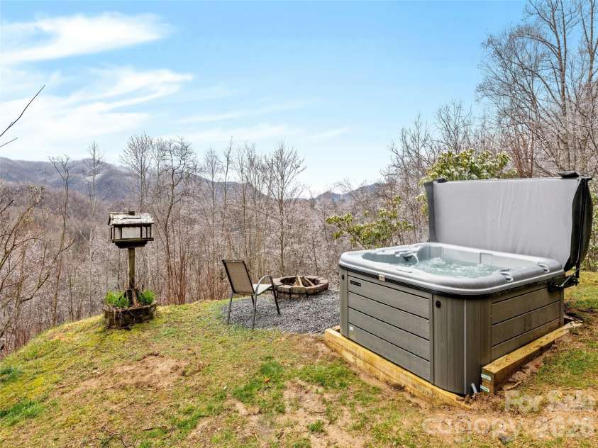 171 Jade Drive, Clyde, NC 28721.  MLS# CAR4404580, YatesRealty ID 37474. 