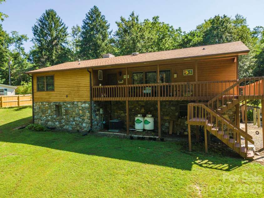 35 Upper Moffitt Road, Asheville, NC 28805.  MLS# CAR4404333, YatesRealty ID 37475. 