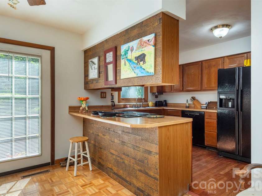 35 Upper Moffitt Road, Asheville, NC 28805.  MLS# CAR4404333, YatesRealty ID 37475. 