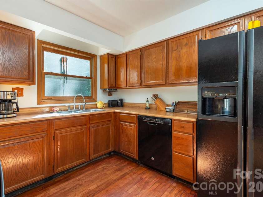35 Upper Moffitt Road, Asheville, NC 28805.  MLS# CAR4404333, YatesRealty ID 37475. 