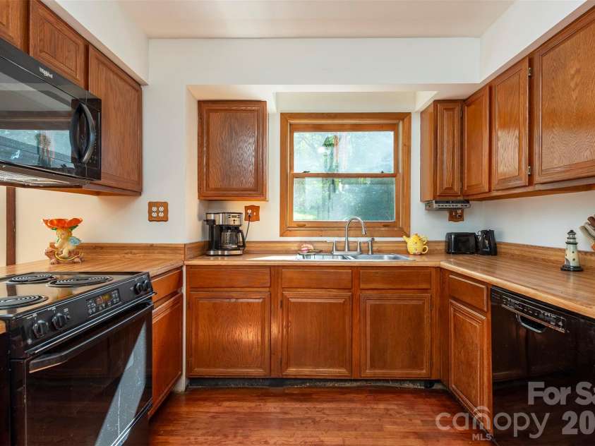 35 Upper Moffitt Road, Asheville, NC 28805.  MLS# CAR4404333, YatesRealty ID 37475. 