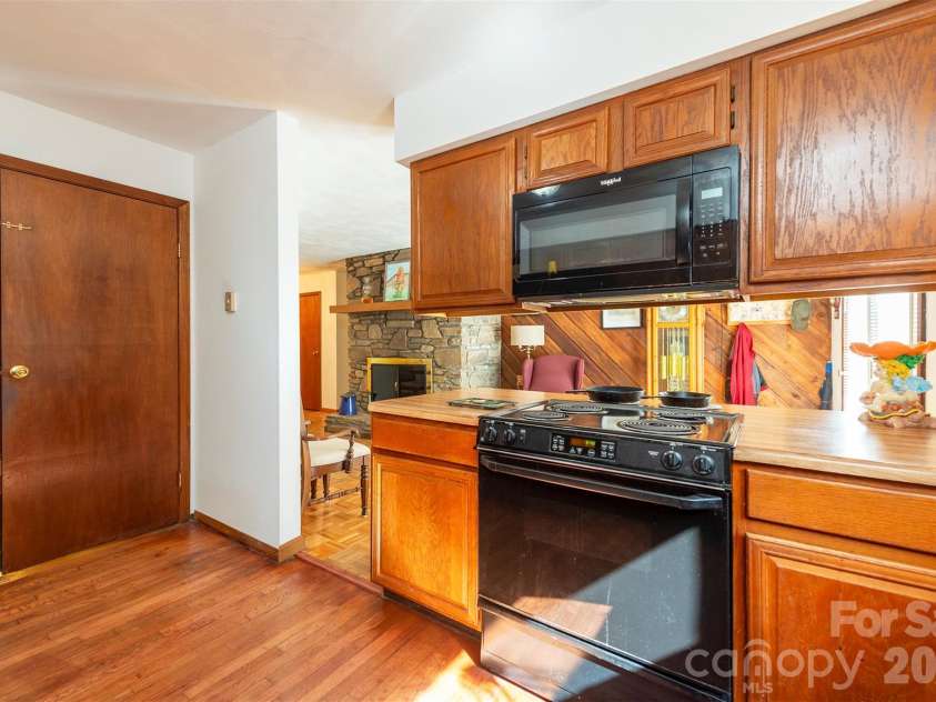 35 Upper Moffitt Road, Asheville, NC 28805.  MLS# CAR4404333, YatesRealty ID 37475. 