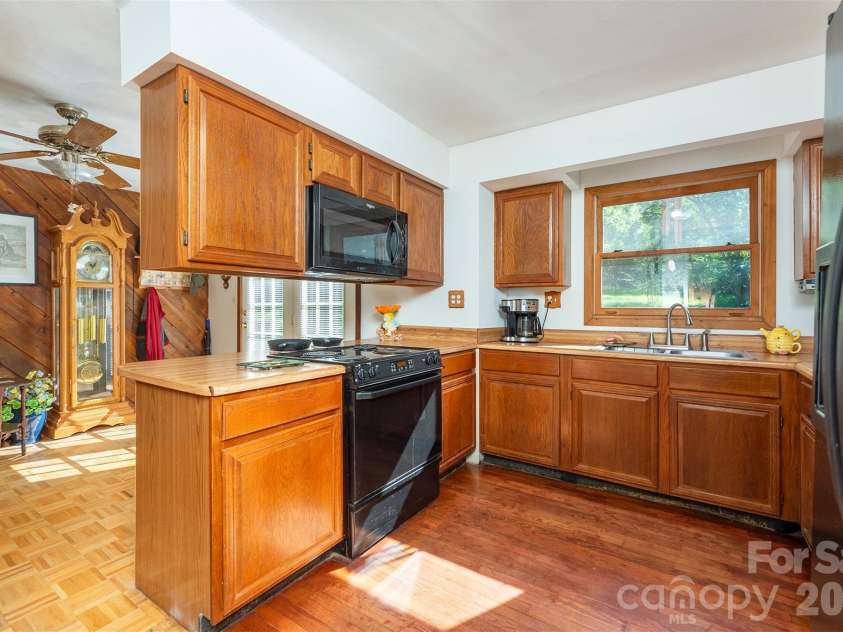 35 Upper Moffitt Road, Asheville, NC 28805.  MLS# CAR4404333, YatesRealty ID 37475. 