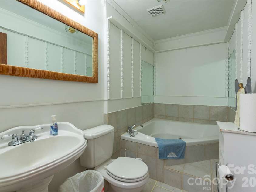 35 Upper Moffitt Road, Asheville, NC 28805.  MLS# CAR4404333, YatesRealty ID 37475. 
