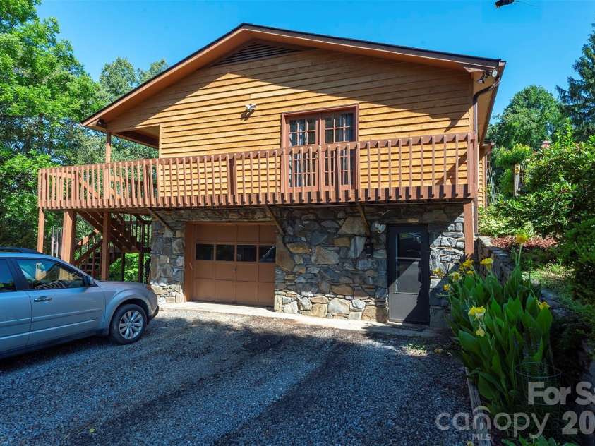 35 Upper Moffitt Road, Asheville, NC 28805.  MLS# CAR4404333, YatesRealty ID 37475. 