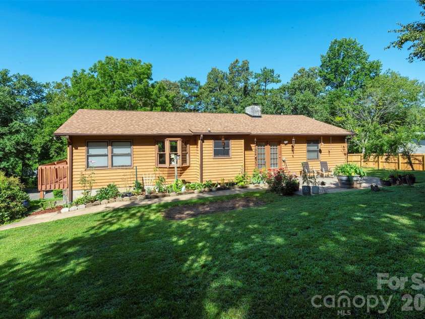 35 Upper Moffitt Road, Asheville, NC 28805.  MLS# CAR4404333, YatesRealty ID 37475. 