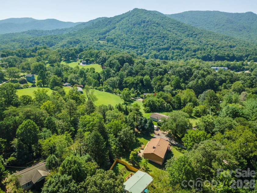 35 Upper Moffitt Road, Asheville, NC 28805.  MLS# CAR4404333, YatesRealty ID 37475. 