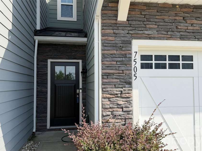 7505 Hartsfield Drive, Lancaster, SC 29720.  MLS# CAR4403879, YatesRealty ID 37478. Front entrance