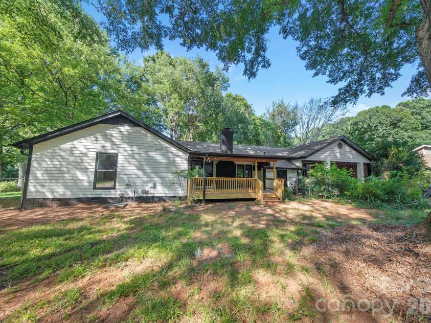 4739 Squirrel Nest Lane, Charlotte, NC 28227.  MLS# CAR4405173, YatesRealty ID 37484. 