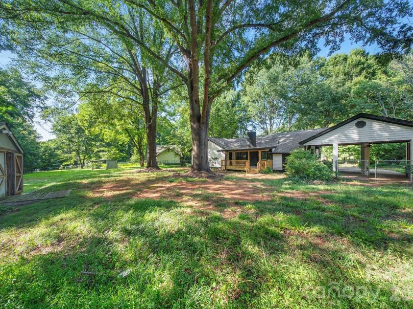 4739 Squirrel Nest Lane, Charlotte, NC 28227.  MLS# CAR4405173, YatesRealty ID 37484. 