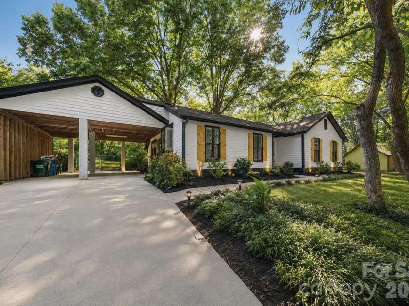 4739 Squirrel Nest Lane, Charlotte, NC 28227.  MLS# CAR4405173, YatesRealty ID 37484. 
