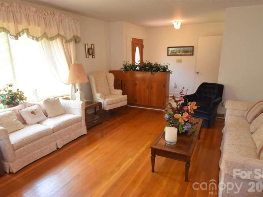 531 Seneca Place, Charlotte, NC 28210.  MLS# CAR4404334, YatesRealty ID 37487. 