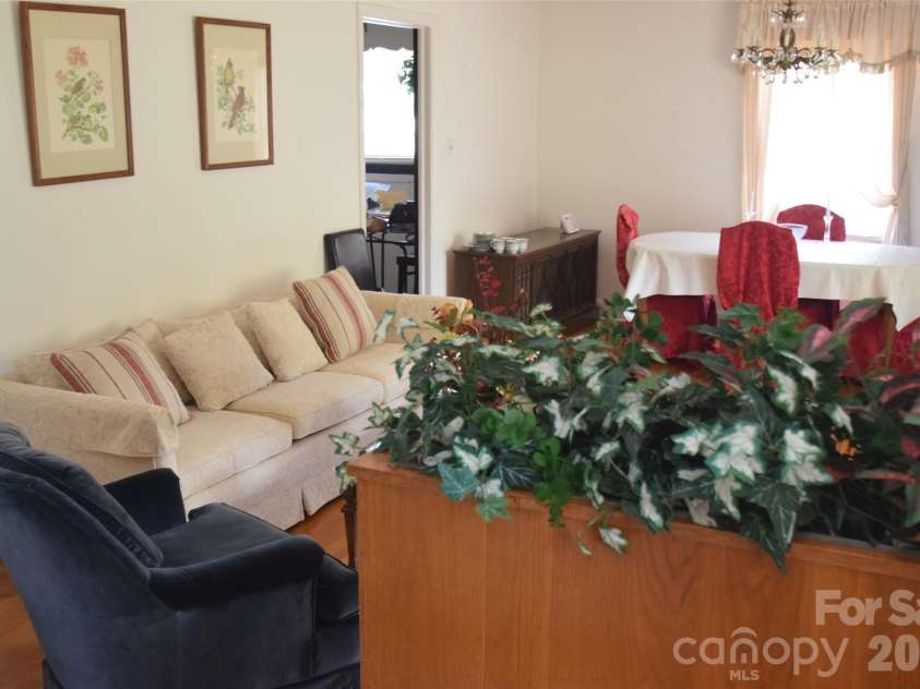 531 Seneca Place, Charlotte, NC 28210.  MLS# CAR4404334, YatesRealty ID 37487. 